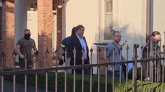 Exšéf inšpektorátu práce aj majiteľ známej siete penziónov majú na krku závažné obvinenie, noc strávili v policajnej cele