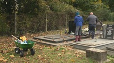 Pripravujú sa na Dušičky. V Leviciach majú s úpravou hrobov výpomoc