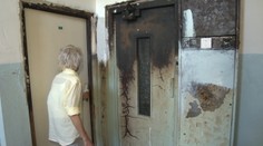 Minulý rok zomreli pri požiari v bytovke dve ženy. Doteraz tam nežijú normálne