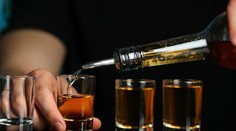 Poplach v Žiline: Študent sa v bare otrávil metanolom. Okamžite ho museli hospitalizovať