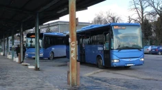 Na autobusy čakali márne. Trenčiansky dopravca musel pre nedostatok vodičov redukovať spoje