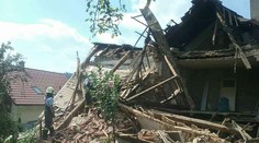 V Medzibrode sa zrútil dom. Jedna osoba tesne pred jeho pádom vyšla von