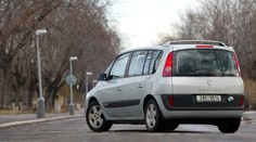 Čo myslíte, koľkých migrantov mal prevádzač v Renaulte Espace