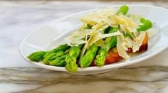 RECEPT NA DNES: Špargľa s parmezánom a píniovými orieškami