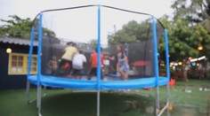 Sú zábavné a deti ich zbožňujú. Lekári varujú rodičov, aby trampolíny nekupovali