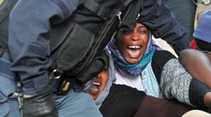 Utečenci odmietali opustiť hranice. Polícia ich odtiaľ nasilu presunula