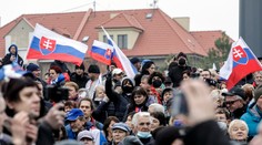 Vláda zrušila zákaz zhromažďovania