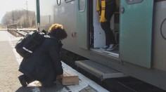 Kuriózne vystupovanie z vlaku: Cestujúcim podkladajú pod nohy mobilný stolček