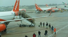 Mysleli si, že ide o vtip. Pilot požiadal zopár cestujúcich, aby vystúpili, inak lietadlo neodletí