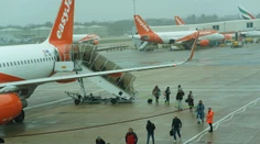 Mysleli si, že ide o vtip. Pilot požiadal zopár cestujúcich, aby vystúpili, inak lietadlo neodletí