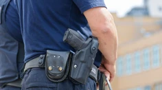 Ozbrojený muž strieľal v dome, kde držal ženu aj dieťa. Polícia sa dnu dostala až po 34 hodinách
