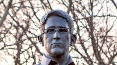 Umelci vyrobili bustu Edwarda Snowdena. Z parku ju odniesla polícia