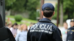 Slovinská polícia zadržala Slováka, ktorý v dodávke prevážal 27 migrantov