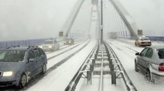Meteorológovia varovali pred piatkom, napadne 40 cm snehu