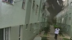 VIDEO: Muž takmer pocítil silu tornáda. Strecha spadla len pár metrov od neho