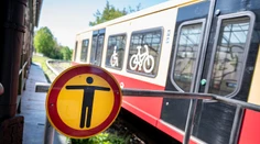 Nebezpečná zábava ich stála život. Dvaja ľudia zahynuli pri surfovaní na vlaku