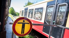 Nebezpečná zábava ich stála život. Dvaja ľudia zahynuli pri surfovaní na vlaku