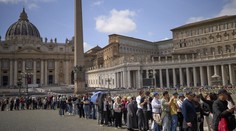 Na Námestí svätého Petra je obrovský dav ľudí. Veriaci sa prišli rozlúčiť s pápežom Františkom