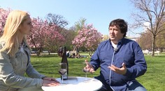 Muž tvrdí, že má zvláštne schopnosti. Z vína za 10 € urobí stoeurové