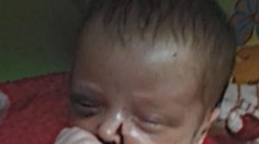 Matka zbila mesačného chlapca a odišla na rande. Suseda pri pohľade na neho omdlela