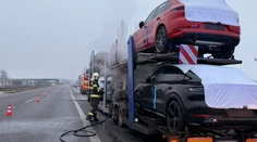 Vozidlo na diaľnici D2 zachvátili plamene. Úsek bol v jednom pruhu neprejazdný, zasahovali hasiči