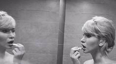 Farmárka Petra roztiahla nohy na bare a odkazuje: Pre svojho kráľa urobím všetko