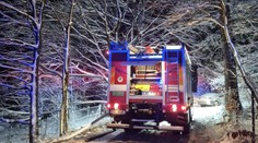 Nočný požiar v zle prístupnom teréne. Hasiči nasadili snežné reťaze a vodu dopravili diaľkovo