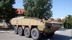 Dokáže ísť stokilometrovou rýchlosťou aj plaviť sa. Na Slovensko dorazilo prvé osemkolesové vozidlo Patria