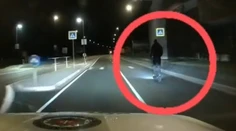 VIDEO: 16-ročný kolobežkár unikal polícii 100 km/h. Zastavil ho až náraz do kamióna