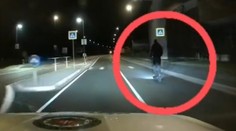 VIDEO: 16-ročný kolobežkár unikal polícii 100 km/h. Zastavil ho až náraz do kamióna