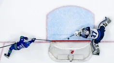 VIDEO: Dvojica brankárov v NHL predviedla neuveriteľné zákroky, z triumfu sa tešil len jeden