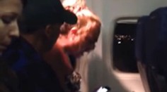 Žena dostala hysterický záchvat počas letu