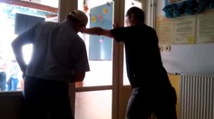 Medzi starostom a poslancami v obci Keť to vrie. Rinčalo sklo na budove škôlky