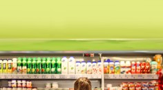 FOTO: Úradníci sťahujú z pultov mliečne dezerty od známeho českého výrobcu