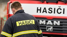 Vodiča vyslobodili z vraku auta hasiči. Pre nehodu je cesta I/66 v obci Babiná neprejazdná