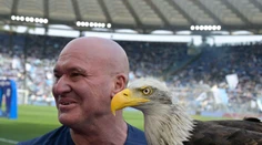 Po nevhodných príspevkoch dostal padáka. Lazio Rím prepustilo kontroverzného sokoliara