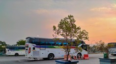 Desiatky dôchodcov strávili noc na odpočívadle, šofér ich tam nechal aj s autobusom