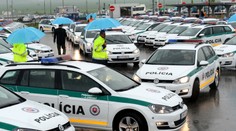 Aj iní policajti zneužili auto a uniformu. Všetko pre maturantov