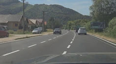 Chaos na frekventovanej ceste na Liptove. V jednom pruhu sa stretávali proti sebe idúce autá