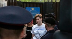 Na slobode iba pár sekúnd: Aktivistky Pussy Riot pred väznicou čakala opäť polícia