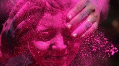 V Indii sa začal sviatok jari, farieb a lásky