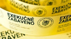 Zúfalý dlžník pred exekútorom predstieral smrť. Zahral to tak dobre, že mu uveril