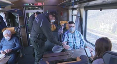 Boli sme sa pozrieť, ako polícia kontrolovala prvý deň OTP režim vo vlakoch a autobusoch