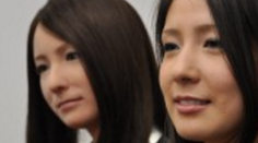 Jedna z týchto dvoch žien je robot. Uhádnite, ktorá