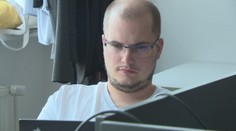 Redaktora Adama Valčeka nelustrovali len policajti, ale aj SIS