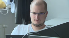 Redaktora Adama Valčeka nelustrovali len policajti, ale aj SIS