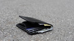 Muž našiel na ceste peňaženku bez dokladov. Na kontaktovanie majiteľa použil geniálny ťah