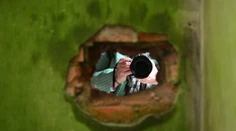 Pri rekonštrukcii našiel v stene hotový majetok. Keď však prišiel do banky, zažil tvrdý pád na zem