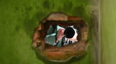 Pri rekonštrukcii našiel v stene hotový majetok. Keď však prišiel do banky, zažil tvrdý pád na zem
