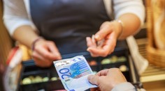 Právo na platbu v hotovosti podpísala prezidentka. Stane sa tak súčasťou ústavy